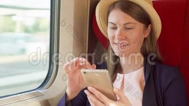 女游客使用智能手机在高速国际列车上放松。 高速，自然震动